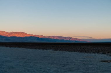 Ölüm Vadisi 'ndeki Badwater bölgesinin manzarası, güneş doğarken..