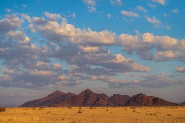 Günbatımının etkisi, Susriem, Nambia 'daki bir kamp alanından Sossusvlei' ye geçit..