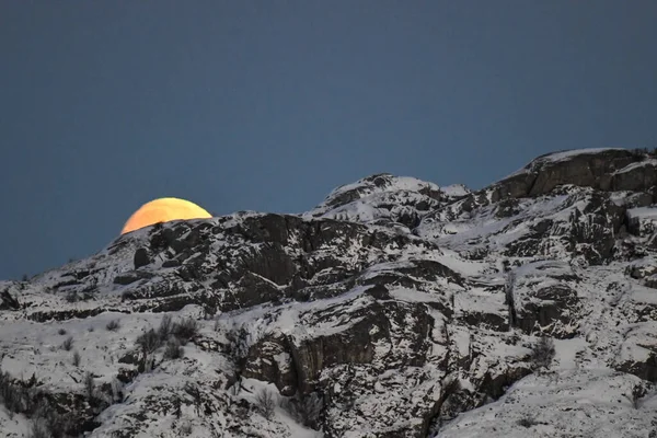 Full Moon Slowly Creeping Mountain Norwegian Coast Early Winter Morning — Zdjęcie stockowe