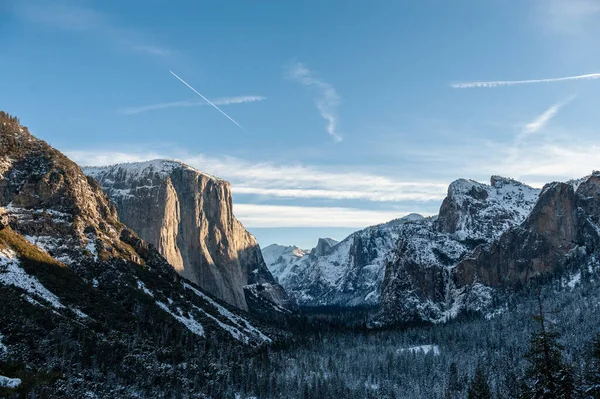 First Rays Morning Sun Reflect Rocks Sierra Mountains Yosemite National — Stock Photo, Image