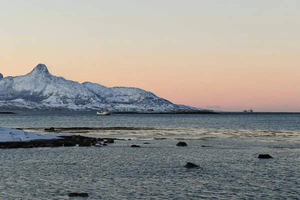 Landscape Shot Highlighting Rugged Mountains Snow Covered Beaches Arctic Norway — Fotografia de Stock