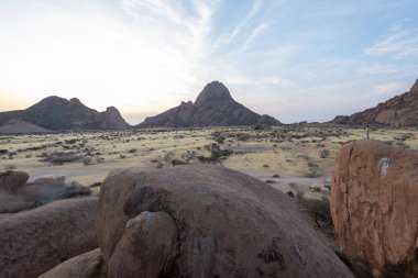 Spitzkoppe yakınlarında günbatımı, Namibya 'nın merkezinde ünlü bir granit zirve..