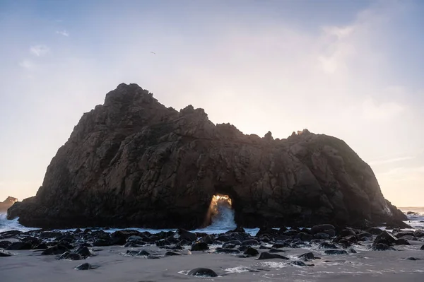 Bredvinkelbild Nyckelhålsbågen Vid Pfeiffer Beach Kalifornien Med Solnedgången Som Kikar — Stockfoto