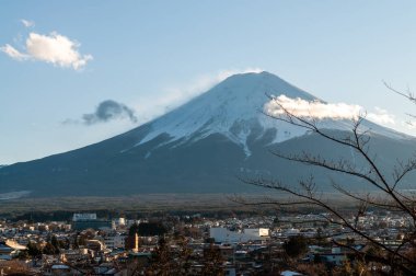 Shimoyoshida, Japonya - 27 Aralık 2019. Ünlü Chureito Pagoda 'dan Fuji Dağı' na bakıyorum.