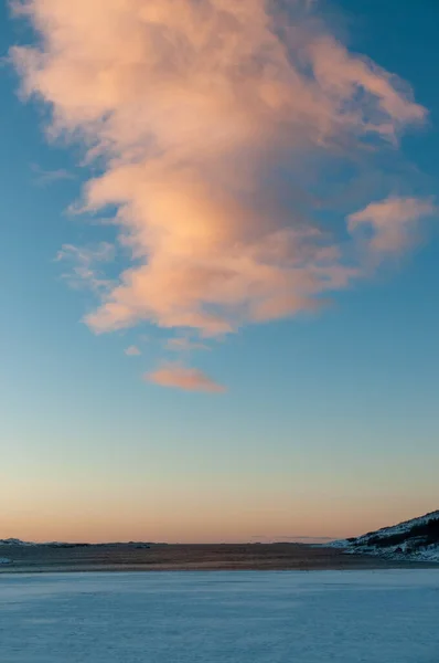 Czerwona Chmura Oświetlona Niskim Słońcem Zimie Arktycznej Norwegii — Zdjęcie stockowe
