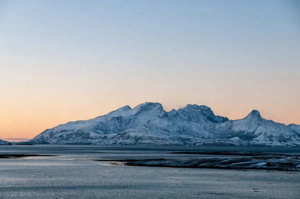 Landscape Shot Highlighting Rugged Mountains Snow Covered Beaches Arctic Norway — Foto de Stock