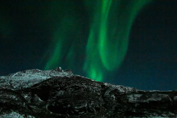 Aurora Borealis Illumina Cielo Notturno Sulla Spiaggia Mjelle Nella Norvegia — Foto Stock