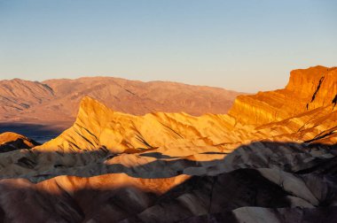 Sabahın erken saatlerinde Zabriskie Point, Ölüm Vadisi 'nde, Aralık sonlarında.