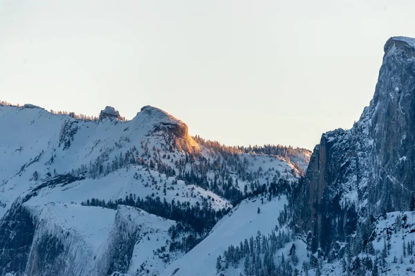 Early Sunlight Catching Snowcapped Mountain Tops Sierra Nevadas Yosemite National — 스톡 사진