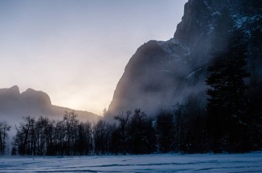 Yosemite Vadisi 'nde öğleden sonra güneş batarken. Yosemite Ulusal Parkı, Kaliforniya.