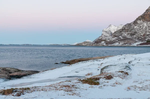 Landscape Shot Highlighting Rugged Mountains Snow Covered Beaches Arctic Norway — Stockfoto