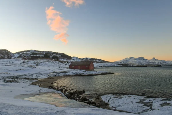 Традиционный Северный Красный Амбар Окруженный Пересеченными Горами Заснеженными Пляжами Арктике — стоковое фото