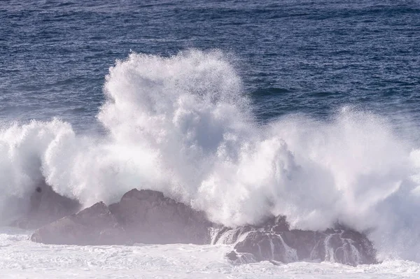 巨大的海浪从太平洋冲入美国1号高速公路沿岸的加州海岸 — 图库照片