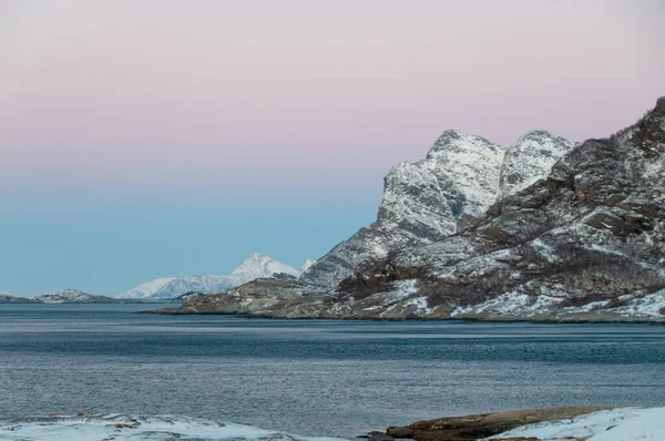 在一个短暂的黄金时间里 Telephoto拍摄了北极Mjelle附近崎岖的挪威海岸线 — 图库照片