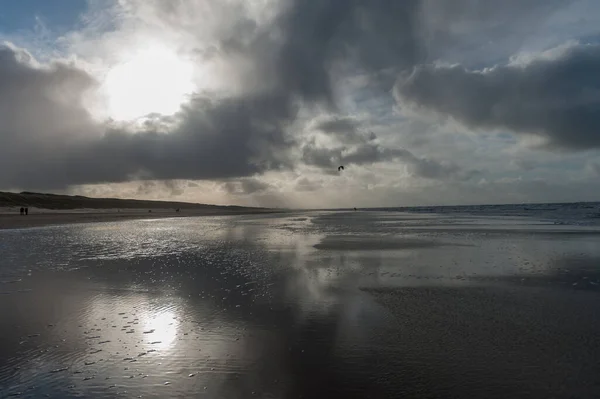 Облака Отражающиеся Остатке Воды Пляже Близ Эгмонда Зена Северной Голландии — стоковое фото