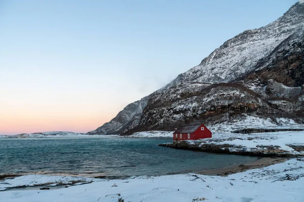Tradicional Celeiro Vermelho Norueguês Cercado Por Montanhas Acidentadas Praias Cobertas — Fotografia de Stock