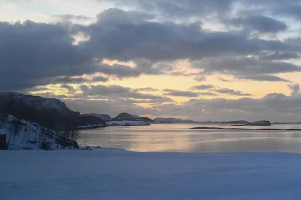 北極ノルウェーの冬の日にBodoのすぐ北にあるMjelleコミュニティの近くの雪に覆われたフィヨルド — ストック写真
