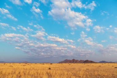 Günbatımının etkisi, Susriem, Nambia 'daki bir kamp alanından Sossusvlei' ye geçit..