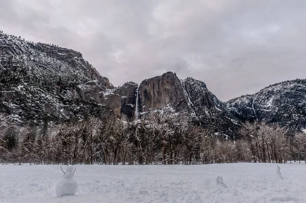 Обзор Трех Снеговиков Построенных Долине Йосемити Фоне Знаменитых Водопадов — стоковое фото