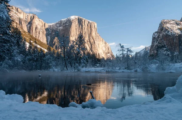 Impression Des Montagnes Entourant Vallée Yosemite Heure Reflétée Dans Rivière — Photo