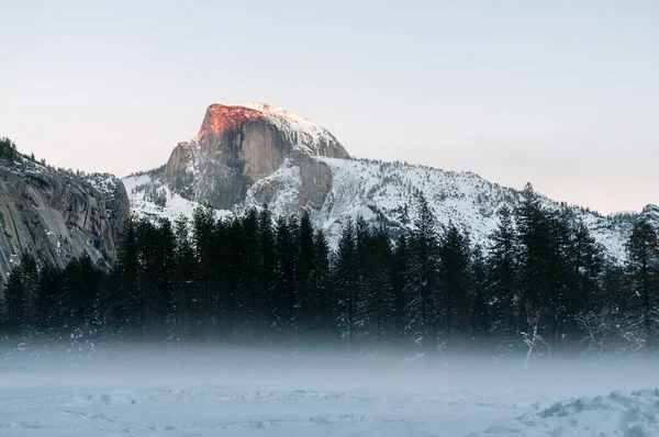 Media Cúpula Parque Nacional Yosemite Captura Los Últimos Rayos Del —  Fotos de Stock