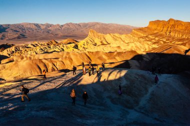 26 Aralık 2021 - İzleyiciler Zabriskie Point, Ölüm Vadisi 'nde sabahın erken saatlerinde gün doğumunu izliyorlar.