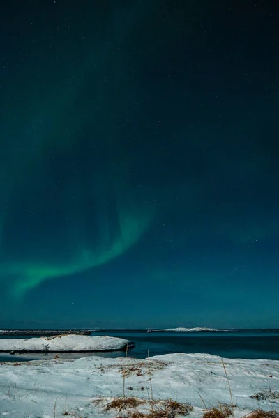 Λαμπερά Πράσινα Χρώματα Του Βόρειου Φωτός Aurora Borealis Φωτίζουν Νυχτερινό — Φωτογραφία Αρχείου