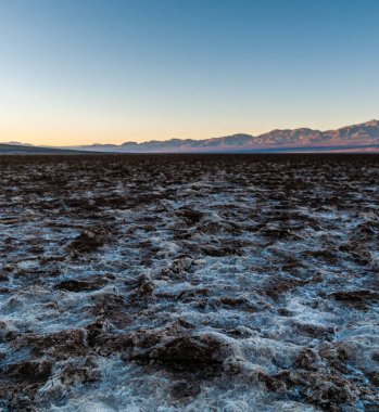 Ölüm Vadisi 'ndeki Badwater bölgesinin manzarası, güneş doğarken..