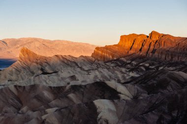 Sabahın erken saatlerinde Zabriskie Point, Ölüm Vadisi 'nde, Aralık sonlarında.