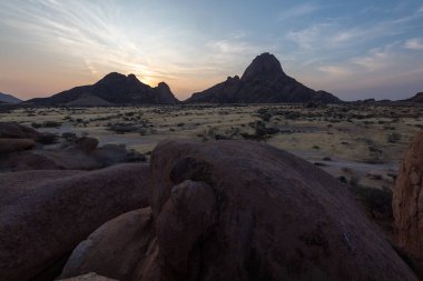 Spitzkoppe yakınlarında günbatımı, Namibya 'nın merkezinde ünlü bir granit zirve..