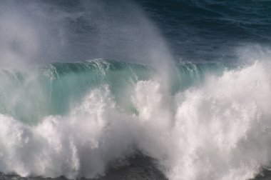 Pasifik Okyanusu 'ndan gelen büyük dalgalar ABD otoyolu boyunca Kaliforniya kıyılarına çarpıyor..