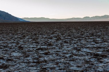 Ölüm Vadisi 'ndeki Badwater bölgesinin manzarası, güneş doğarken..