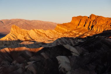 Sabahın erken saatlerinde Zabriskie Point, Ölüm Vadisi 'nde, Aralık sonlarında.