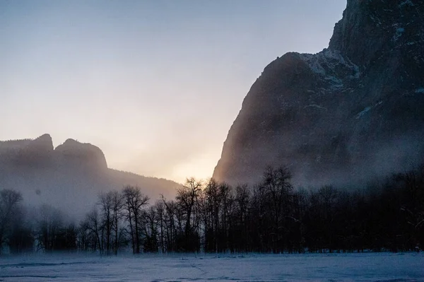 Yosemite Vadisi 'nde öğleden sonra güneş batarken. Yosemite Ulusal Parkı, Kaliforniya.