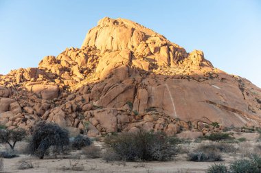 Güneş batarken Spitzkoppe yakınlarındaki Rocky Namibya Çölü 'nün etkisi..
