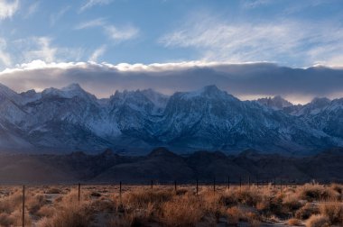 Sierra Nevada 'nın yüksek dağları Lone Pine, California' ya giden yolda bir zemin oluşturur..
