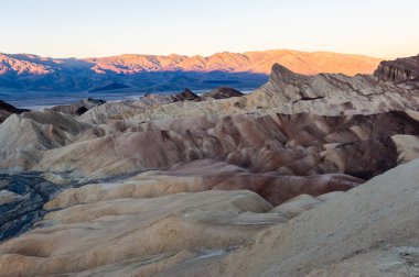 Sabahın erken saatlerinde Zabriskie Point, Ölüm Vadisi 'nde, Aralık sonlarında.