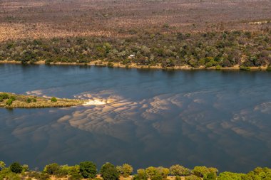 Victoria Şelalesi 'ne dalmadan hemen önce üst Zambesi nehrindeki su akışının detayları..