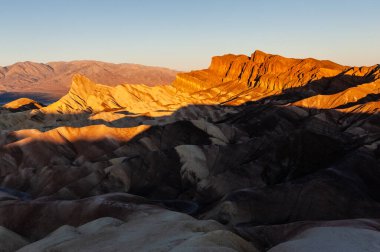 Sabahın erken saatlerinde Zabriskie Point, Ölüm Vadisi 'nde, Aralık sonlarında.