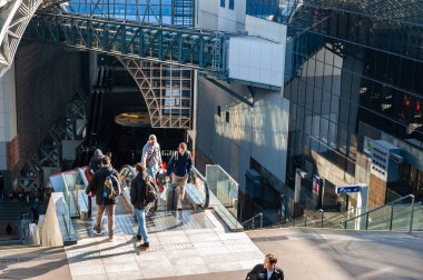 Kyoto, Japonya - 29 Aralık 2019. Kyoto merkez istasyonunun içi. Bu tren istasyonu modern mimarisi ile ünlüdür..