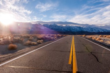 Sierra Nevada 'nın yüksek dağları Lone Pine, California' ya giden yolda bir zemin oluşturur..