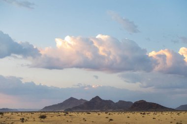 Günbatımının etkisi, Susriem, Nambia 'daki bir kamp alanından Sossusvlei' ye geçit..
