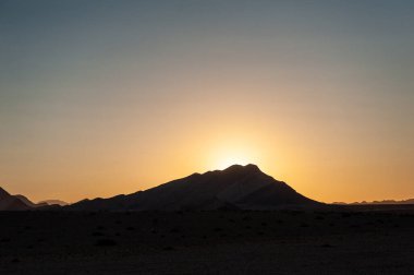 Namibya 'nın orta kesimindeki Cha-re bölgesi yakınlarındaki Namibya Çölü' nde gün doğumunun etkisi..