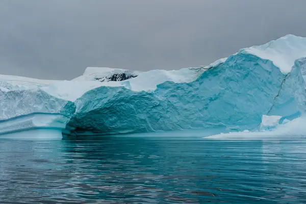 Detail Eines Fleckens Antarktischen Meereises Mit Wunderbaren Formen Und Tiefblauen — Stockfoto
