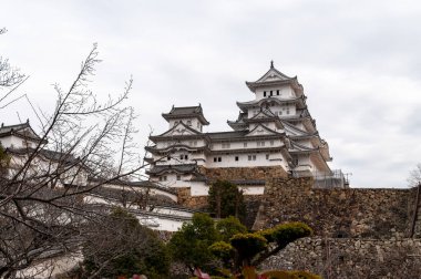 Himeji, Japonya - 6 Ocak 2020. Ünlü Himeji şatosunun dışında. Geleneksel yollarla inşa edilmiş birkaç Japon kalesinden biridir..