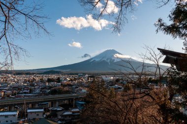 Shimoyoshida, Japonya - 27 Aralık 2019. Ünlü Chureito Pagoda 'dan Fuji Dağı' na bakıyorum.