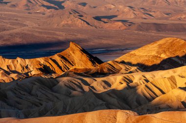 Sabahın erken saatlerinde Zabriskie Point, Ölüm Vadisi 'nde, Aralık sonlarında.