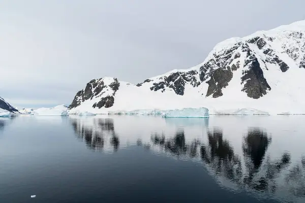 Eisberge Und Gletscher Ziehen Sich Entlang Der Küste Der Antarktischen — Stockfoto