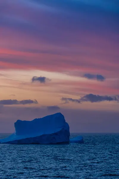 对南极布兰斯菲尔德海峡上空美丽落日的印象 — 图库照片