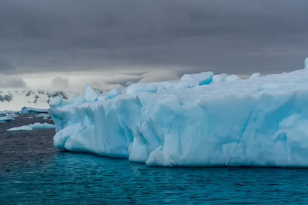 Muhteşem Şekiller Koyu Mavi Renkler Içeren Antarktika Deniz Buzunun Ayrıntıları — Stok fotoğraf